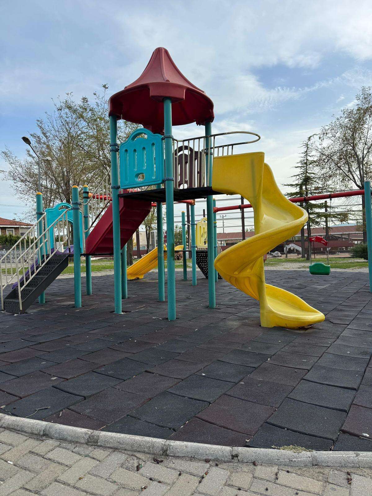 Menteşe'de Düğerek Parkları Dökülüyor: Çocuklar Tehlikede 5